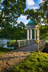 Musentempel am Teich im Agra Park bei Leipzig, Markkleeberg, Sachsen, Deutschland