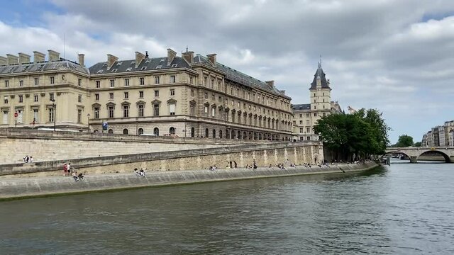 Quai de Seine sur l'&icirc;le de la Cit&eacute; &agrave; Paris