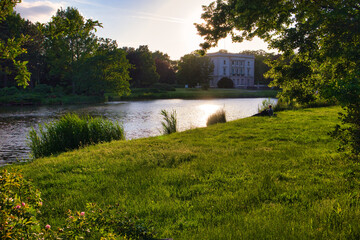 Weißes Haus mit See am Agra Park bei Leipzig, Markkleeberg, Sachsen, Deutschland