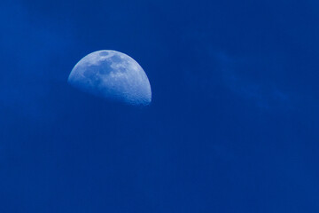 Luna cielo azul. Cielo azulado. Fase lunar.