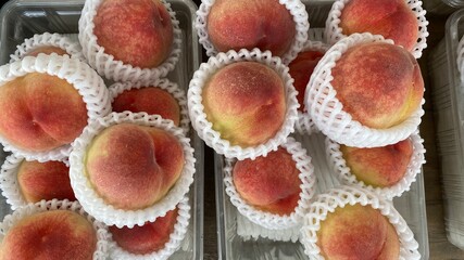 店で販売している新鮮な桃の様子
