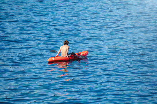 person in a kayak enjoying the suumer