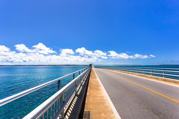 沖縄県宮古島、青空と伊良部大橋・日本