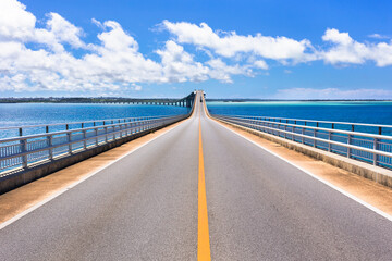 沖縄県宮古島、青空と伊良部大橋・日本