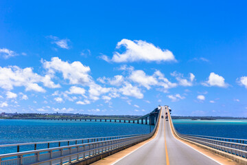 沖縄県宮古島、青空と伊良部大橋・日本