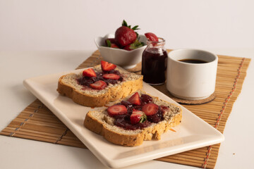 Merienda de campo , te y pan horneado con mermelada