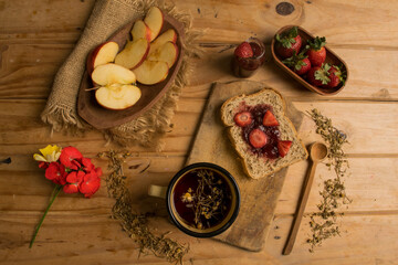 Merienda de campo , te y pan horneado con mermelada