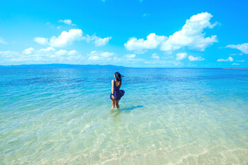 Obraz premium woman in blue dress on the beach, at leela beach koh phangan ,suratthani,thailand