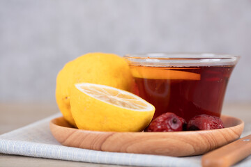 Fototapeta na wymiar Lemon black tea and fresh lemon fruit