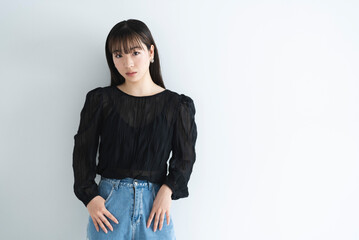 クールな若い女性