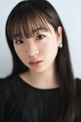 クールな若い女性