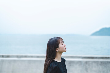 街を散策する女性