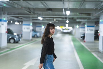 Fototapeta premium 街を散策する女性