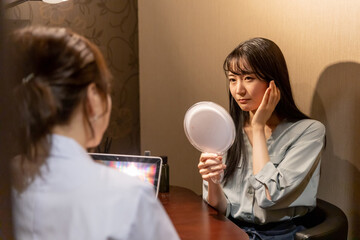 サロン・クリニックでカウンセリングを受ける女性
