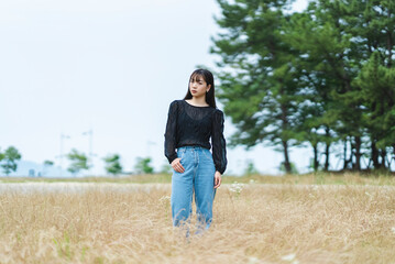 街を散策する女性