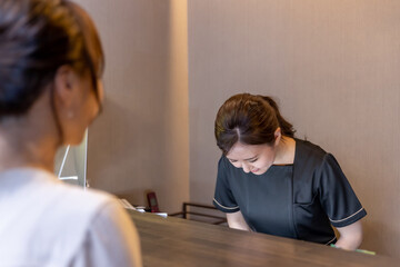 Fototapeta premium 美容外科で施術を受ける女性（お辞儀） 