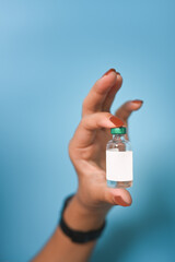 Naklejka premium Woman showing vaccine bottle .