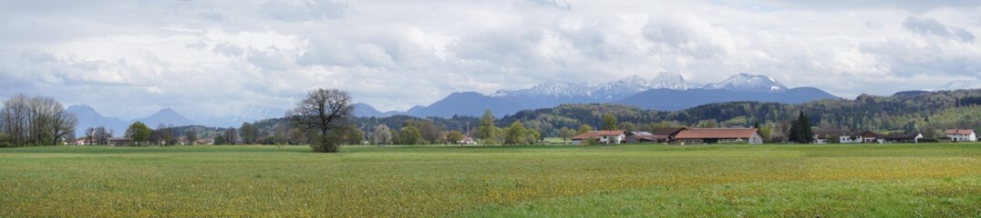 Fototapeta na wymiar Schönes Bruckmühl: Unser Alpenblick