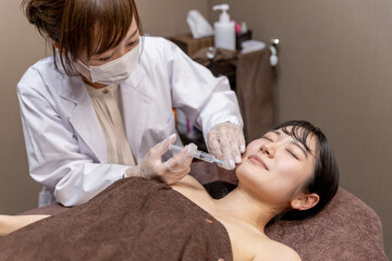 美容外科で施術を受ける女性（顎・注射）
 - obrazy, fototapety, plakaty