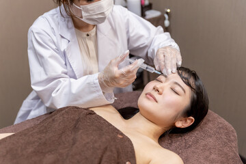 美容外科で施術を受ける女性（注射・眉毛）
 - obrazy, fototapety, plakaty