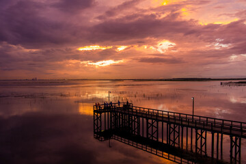 Obraz na płótnie Canvas sunset on the pier
