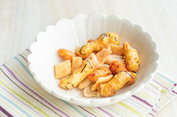 白い器にに入ったおつまみのおかき