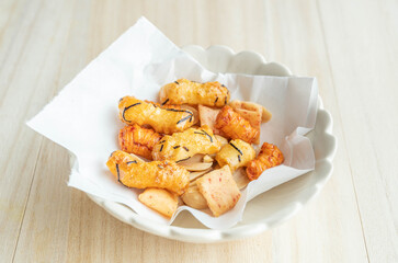 白い器にに入ったおつまみのおかき