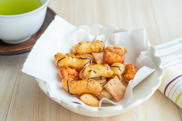 おつまみのおかきと緑茶