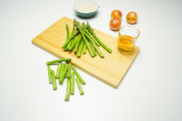 Risotto ze szparagami, składniki na risotto, zielone szparagi
