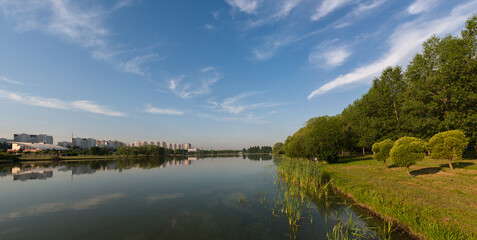 Fototapeta na wymiar Morning panorama in the city pond park