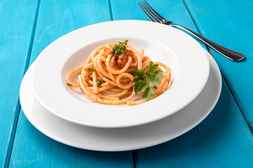 Piatto di deliziosi spaghetti conditi con salsa di polpa di riccio di mare, Cucina Italiana 