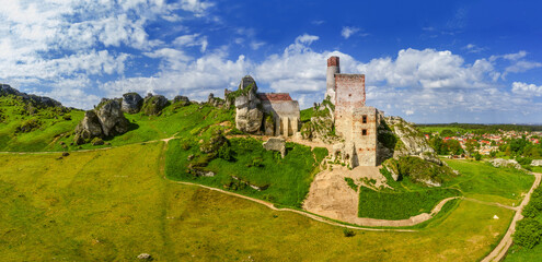 Fototapeta na wymiar Szlak Orlich Gniazd -zamek w Olsztynie koło Częstochowy w południowej Polsce