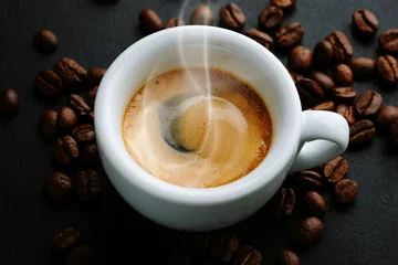 Foto auf Acrylglas Cafe Dampfender Espresso, serviert in der Tasse bei Dunkelheit