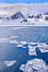 Fototapeta na wymiar Drift floating Ice and Snowcapped Mountains, Albert I Land, Arctic, Spitsbergen, Svalbard, Norway, Europe