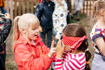 Mädchen mit verbundenen Augen