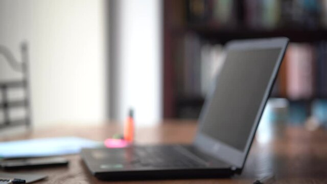 Homme qui tape sur le clavier de son ordinateur portable.