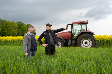 Ständige Beobachtung und Kontrolle der Anbaufrucht im Ackerbau.