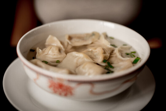 Soup with dumplings and scallion