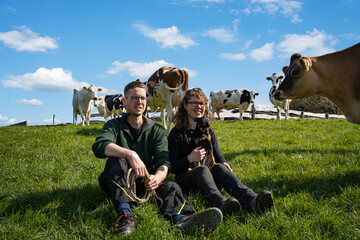 Weidegang - Hofnachfolger mit ihren Milchkühen auf der Wiese. © Countrypixel