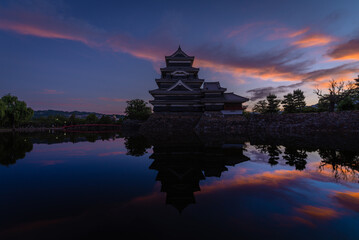 日の出前の松本城