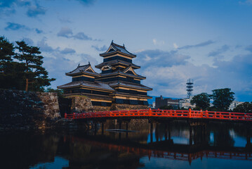 夕暮れの松本城