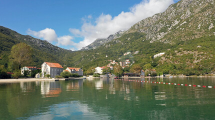 Naklejka premium Aerial view of an amazing clean sea located in the countryside