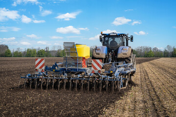 Sofortige Einarbeitung der Gülle, durch einen Grubber. © Countrypixel