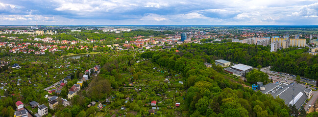 Panorama miasta Gorzów Wielkopolski w pobliżu ulicy Żwirowej, w tle Centrum Sportowo Rehabilitacyjne Słowianka, osiedle Staszica i parki.
