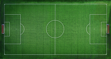 Fototapeta premium Zielone, trawiaste boisko do piłki nożnej, widok z góry.