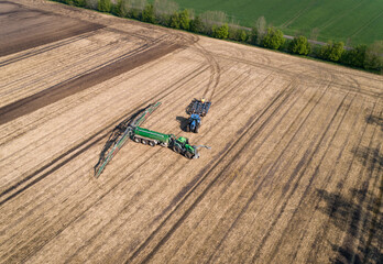 Luftbild - Ausbringen der Gülle durch Güllefass mit Schleppschläuchen, danach sofortige Einarbeitung der Gülle mit einen modernen Gruber.