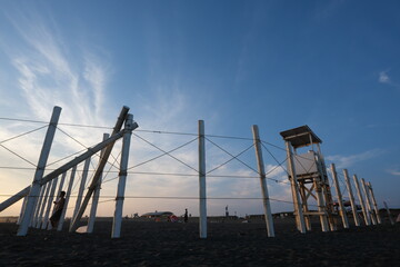 海岸エリアを分ける杭、ライフガード見張り台、そして青い空と海。
The...