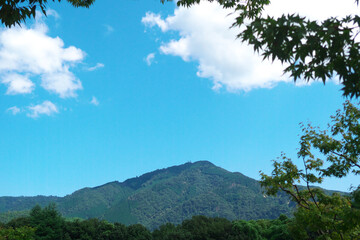 初夏の京都の比叡山と青空