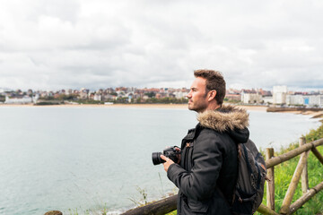 Obraz premium attractive Man photographing sea against overcast sky