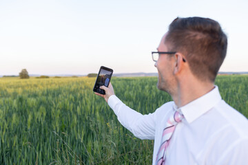 Geschäftsmann macht Selfie auf Feld